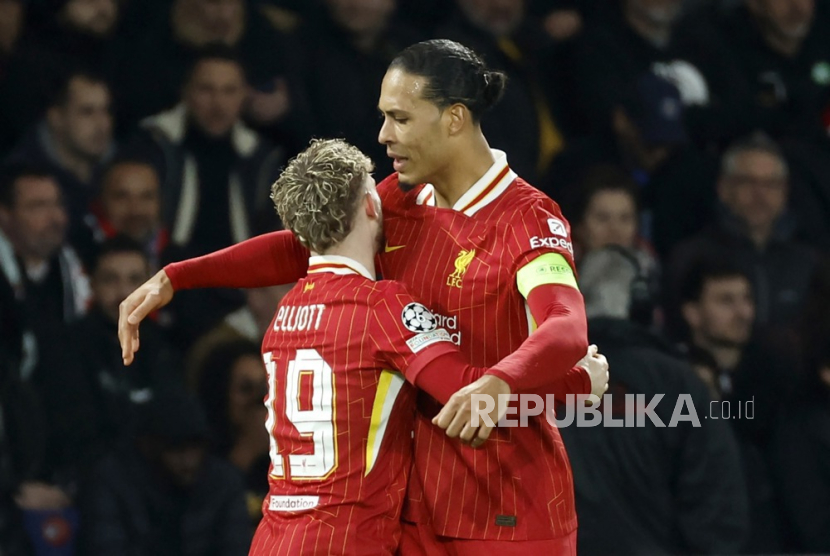 Harvey Elliott (kiri) dari Liverpool diberi ucapan selamat oleh rekan setimnya Virgil van Dijk setelah mencetak gol ke gawang PSG dalam pertandingan sepak bola leg pertama Babak 16 Besar Liga Champions di Parc des Princes, Paris, Kamis (6/3/2025) dini hari WIB.