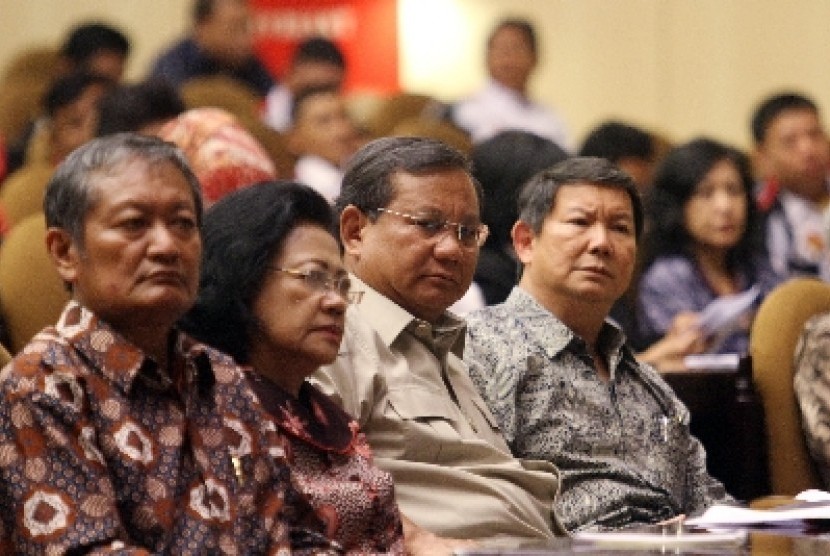 Hashim Djojohadikusumo (kanan), Prabowo Subianto, Sumarjati Arjoso, dan Suhardi menghadiri diskusi publik Fraksi Partai Gerindra di kompleks Parlemen, Jakarta, Kamis (17/10).
