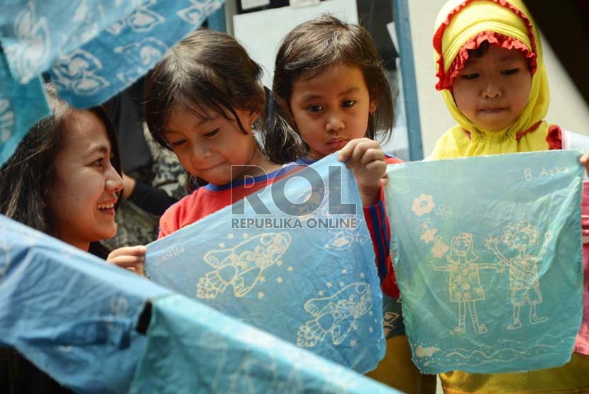  Hasil karya anak-anak, di Studio Hasan Batik, Jl Cigadung Raya Timur, Kota Bandung, Rabu (7/10). ( Republika/ Edi Yusuf)   