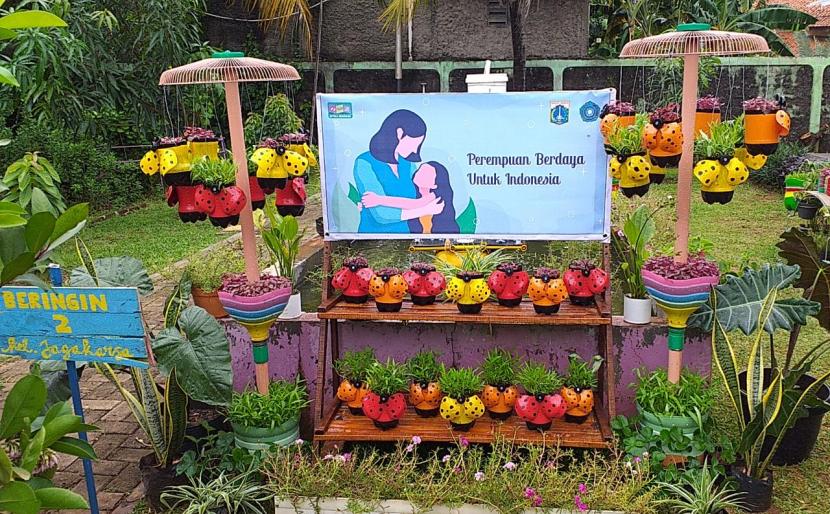 Hasil karya warga Jakarta Selatan dipamerkan dalam lomba memanfaatkan botol dan galon plastik bekas untuk menanam sayur. 
