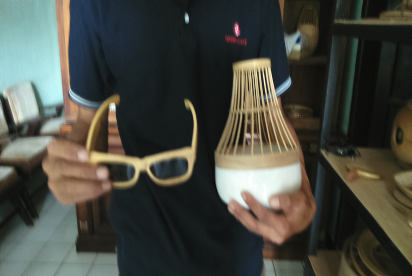   Hasil kerajinan tangan Utang Mamad (45) dari bahan baku bambu yang dibuat berbagai bentuk rumah lampu, di Kampung Ciloa, Desa Mekarsari, Kecamatan Selaawi, Kabupaten Garut, Kamis (12/11). 