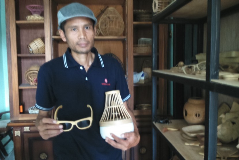 Harry Anugrah Mawardi (29) pendiri Amygdala Bamboo bersama pengrajin bambu, Utang Mamad membuat kerajinan bambu di Kampung Ciloa, Desa Mekarsari, Kecamatan Selaawi, Kabupatem Garut, Kamis (12/11).