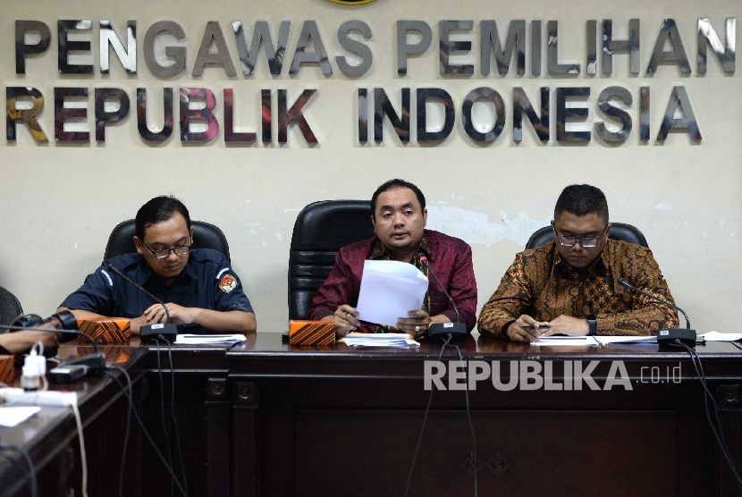 Hasil Pengawasan Pendaftaran Parpol. Anggota Bawaslu Fritz Edward Siregar, Anggota Bawaslu Mochammad Afifuddin, dan Tim Asistensi Bawaslu Muhammad Zaid (dari kanan) hadir saat konferensi pers di Bawaslu, Jakarta, Selasa (17/10).