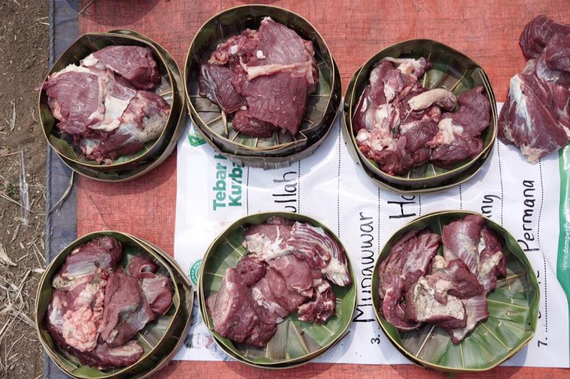 Hasil potongan daging-daging qurban itu dikemas dalam sebuah wadah besek bambu, untuk mengurangi penggunaan plastik. 
