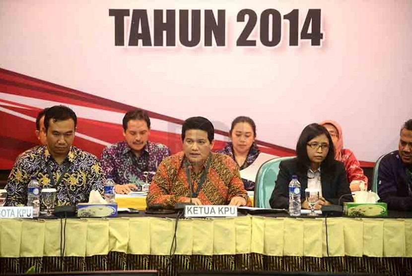 Hasil Rekapitulasi Pemilu Presiden Ketua KPU RI, Husni Kamil Manik membacakan hasil rekapitulasi penghitungan suara nasional dan luar negeri pemilihan Presiden 2014 saat rapat pleno di Gedung KPU, Jakarta, Selasa (22/7). 