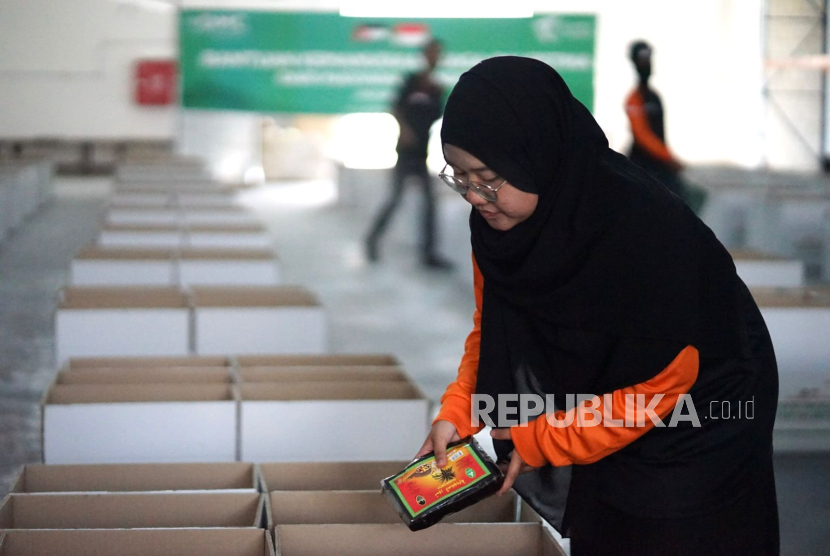 Sebelum Senja di Amman: Hasna dan Kardus Bantuan Makanan untuk Gaza