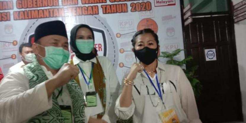 Hasnaeni (kanan) saat mendampingi pasangan calon Pilgub Kalteng Sugianto-Edy mendaftar ke KPU.