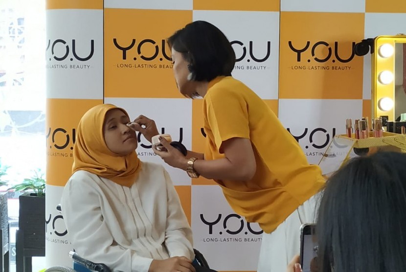 Hasniah (rambut pendek), seorang teman tuli yang menata rias disabilitas lainnya, Maisty Akhdaniyah di acara The Inspirational You oleh jenama tata rias Y.O.U, di Jakarta Pusat, Selasa (3/12). 