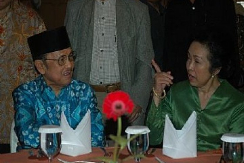Hasri Ainun Habibie bersama mantan presiden BJ Habibie