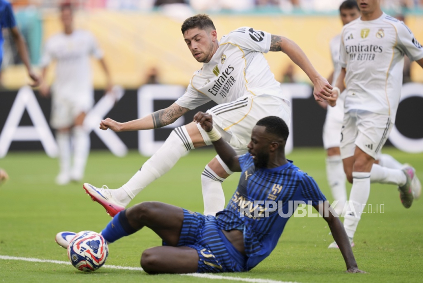 Hassan Al-Tombakti dari Al-Hilal merebut bola dari gelandang Real Madrid Federico Valverde dalam pertandingan sepak bola Grup H Piala Dunia Antarklub 2025 di Miami Gardens, Florida, Kamis (19/6/2025) dini hari WIB. 