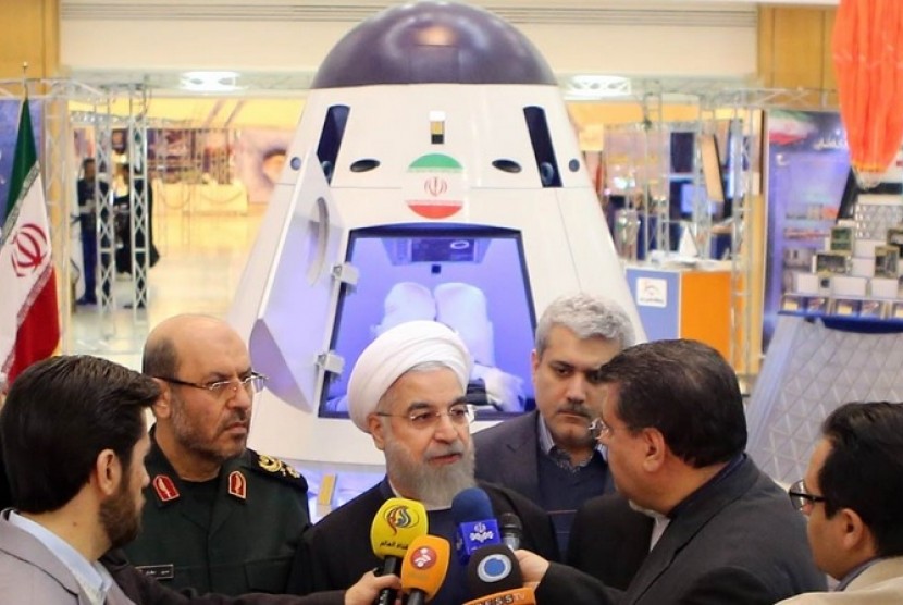 Hassan Rouhani saat meninjau model pesawat antariksa Iran