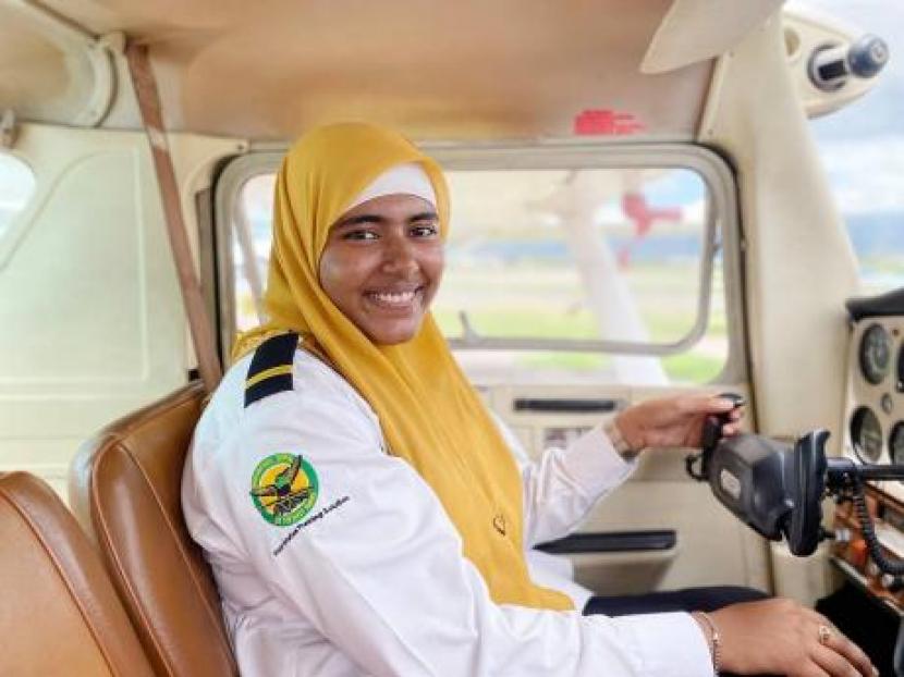 Hassanah Al-Saba menjadi pilot wanita Muslim pertama di Jamaika.