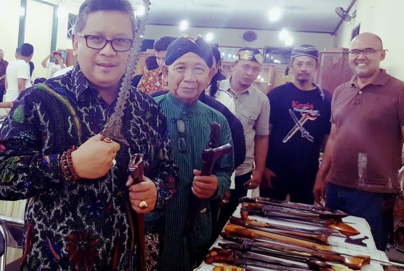 Hasto dalam kapasitasnya sebagai Sekjen Senopati Nusantara pada Sabtu (16/9) malam mengunjungi Pameran Benda Pusaka, yang digelar di Museum Pusaka Keraton Kasepuhan.