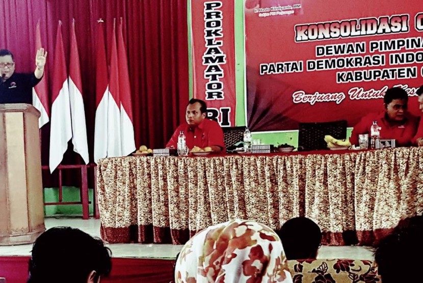 Hasto dalam orasi politik pengarahan Konsolidasi Organisasi DPC PDI Perjuangan Kabupaten Cirebon, di Cirebon, Sabtu (16/9).