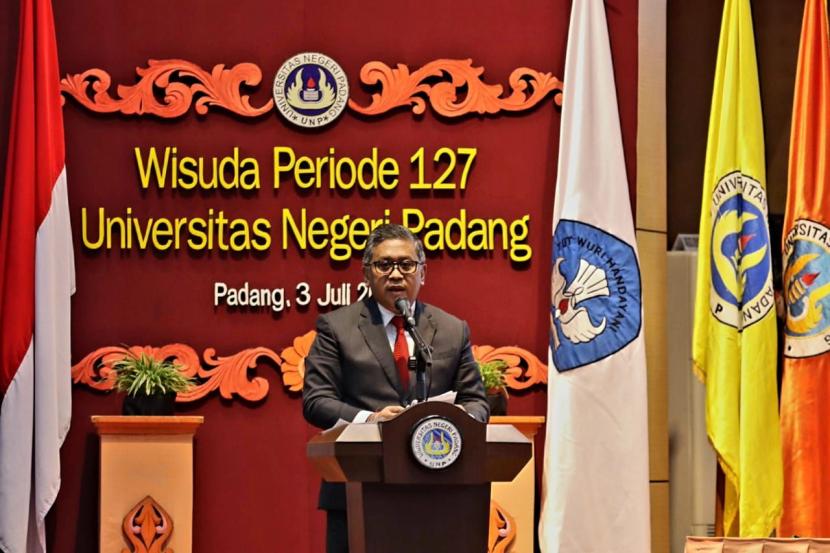 Hasto ketika menyampaikan Orasi Ilmiah berjudul Eksistensi Pemikiran Geopolitik Soekarno untuk Ketahanan Nasional, bagi wisudawan ke-127 Universitas Negeri Padang (UNP), Ahad (3/7/2022).