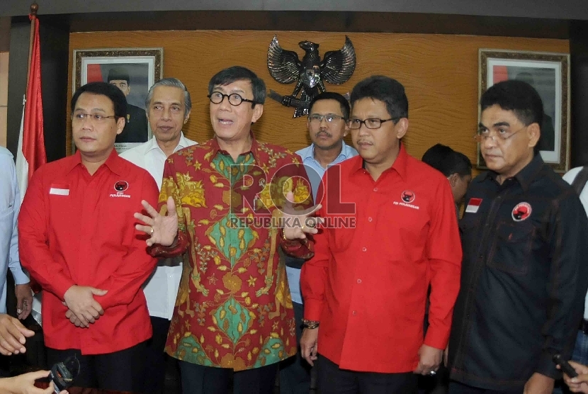 Hasto Kristiyanto (kedua kiri) bersama Ahmad Basarah menyerahkan susunan kepengurusan DPP PDI Perjuangan kepada Menteri Hukum dan HAM Yasonna Laoly di Gedung Kementerian Hukum dan HAM, Jakarta, Rabu (6/5).  (Republika/Agung Supriyanto)