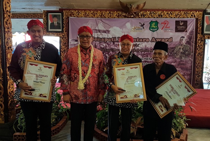 Hasto Kristiyanto, selaku Sekretaris Jenderal Serikat Nasional Pelestari Tosan Aji Nusantara (Senapati Nusantara) menyerahkan tiga kategori award yakni Sumenep sebagai kota keris, tokoh keris dan maestro keris di Sumenep, Madura, (11/8).