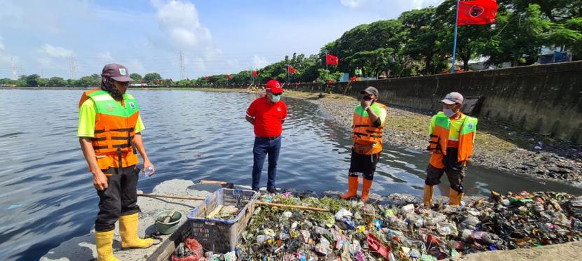 Hasto sebelum memulai acara Program Gerakan Penghijauan dan Bersih-bersih Daerah Aliran Sungai (DAS), Cinta Ciliwung Bersih, gelombang kedua di Waduk Cincin, Jakarta Utara