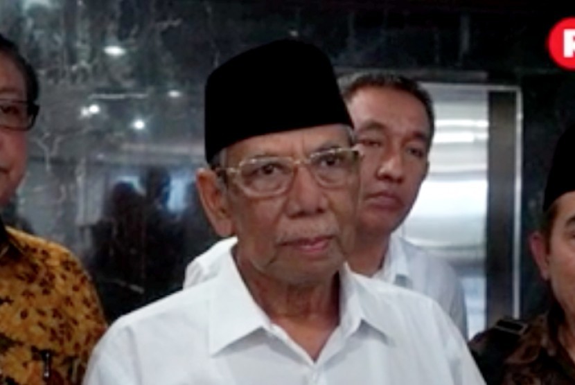 Hasyim Muzadi (tengah)