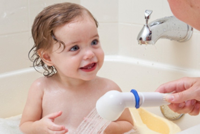 Купаться при кашле. Baby Shower. Вытирание малыша после купания. Вытереть полотенцем для дети.