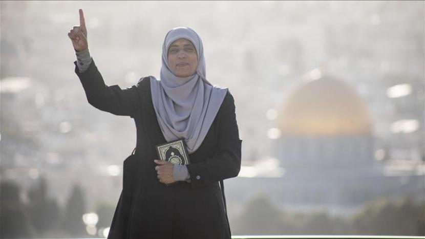 Hatice Huveys, guru al-Quran yang juga dikenal sebagai relawan penjaga masjid al-Aqsa melawan serangan Israel, berpose saat wawancara di Yerusalem pada 19 Mei 2021.