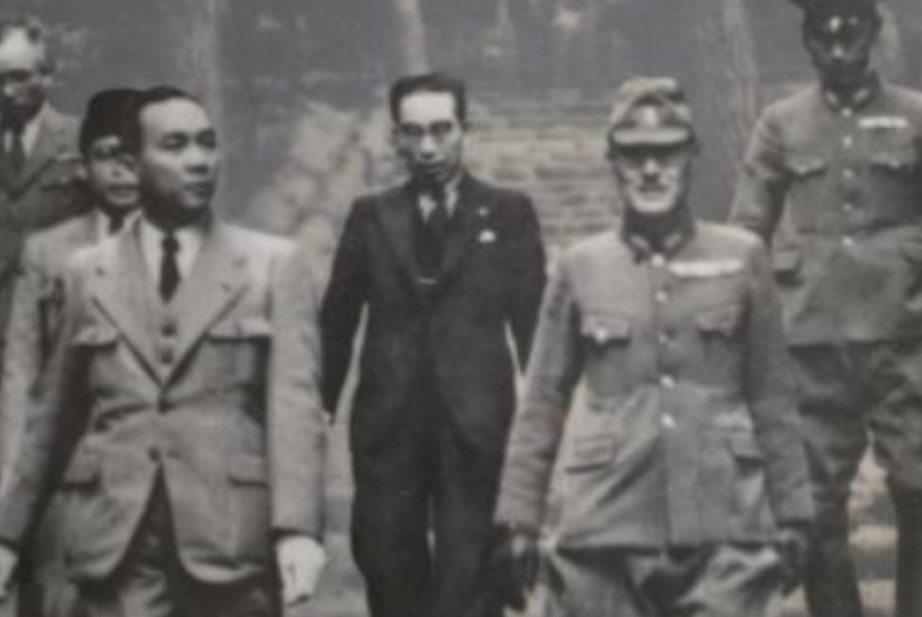 Muhammad Hatta dan Sukarno bersama opsir Jepang