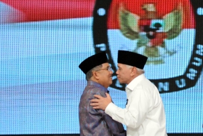Hatta Rajasa (kanan) berpelukan dengan calon wakil presiden nomor urut dua Jusuf Kalla usai debat calon wakil presiden (Cawapres) di Hotel Bidakara, Jakarta, Ahad (29/6). 