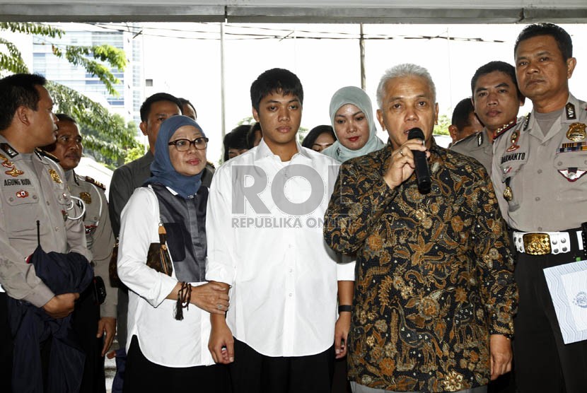   Hatta Rajasa (kedua kanan) dan Okke Rajasa (kedua kiri), tiba di Ditlantas Polda Metro Jaya, Senin (7/1), mendampingi putranya Rasyid (tengah) yang menjadi tersangka dalam kasus kecelakaan di tol Jagorawi. (Republika/Adhi Wicaksono)