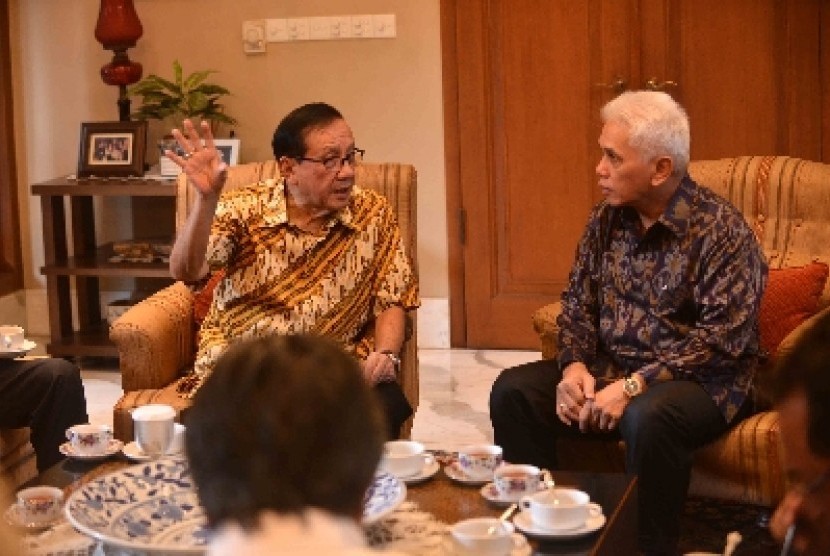 Hatta Rajasa (kiri) berbincang dengan Ketua Dewan Pertimbangan Partai Golkar Akbar Tandjung (kiri) saat mengunjungi kediaman Akbar Tanjung di Jalan Purnawarman, Jakarta Selatan, Ahad (25/5). 