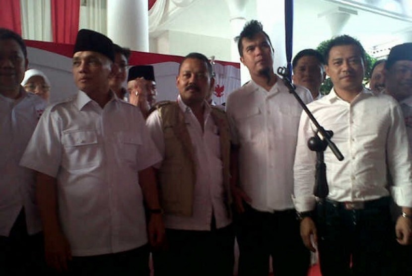 Hatta Rajasa (kiri) bersama dua musisi senior, Ahmad Dhani dan Anang Hermansyah menghadiri acara APKLI