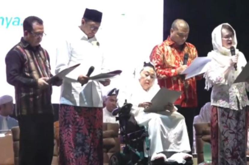 Ibu Sinta Nuriyah diapit sejumlah tokoh dalam pembacaan Amanat Ciganjur di Haul Gus Dur ke-14 di Ciganjur Jaksel.