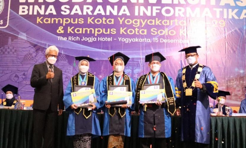 Havid Zaenal menjadi wisudawan terbaik Prodi Sistem Informasi Universitas BSI kampus Solo.
