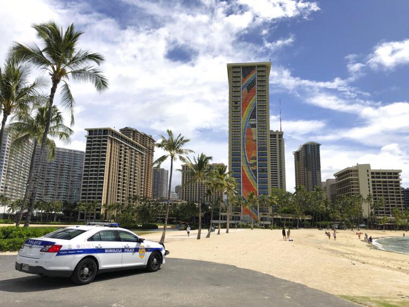 Pantai Waikiki di Honolulu, Hawaii, yang sepi semasa pandemi. Sebanyak 21 orang di Hawaii ditangkap setelah melanggar ketentuan karantina. Ilustrasi.