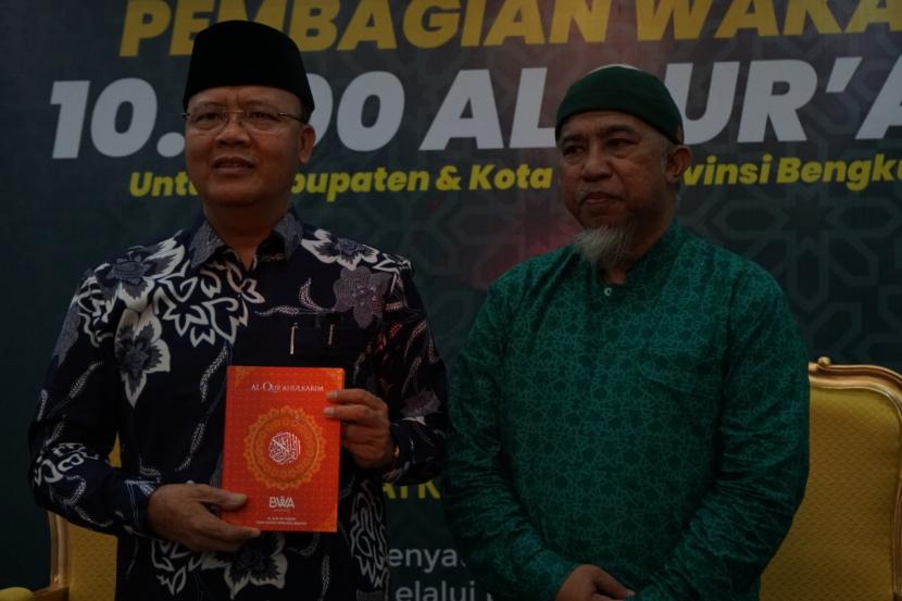 Hazairin Hasan, Chief of Program BWA  (kanan) menyerahkan Aluran wakaf  secara simbolis kepada Gubernur Bengkulu  Rohidin Mersyah di Balai Raya Semarak Bengkulu, Kota Bengkulu,  Rabu (12/1).