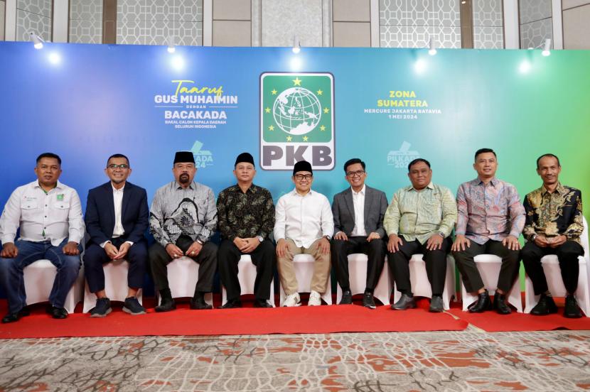 Ketua Umum PKB A Muhaimin Iskandar (tengah) berpose bersama calon kepala daerah dari partai tersebut.