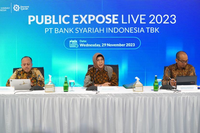 Head  Investor Relations PT Bank Syariah Indonesia Tbk (BSI) Rizky Budinanda (kiri), Direktur Compliance & Human Capital Tribuana Tunggadewi dan Direktur Risk Management Grandhis H.Harumansyah (paling kanan) saat memaparkan kinerja BSI kuartal III/2023 dalam Public Expose 2023. 