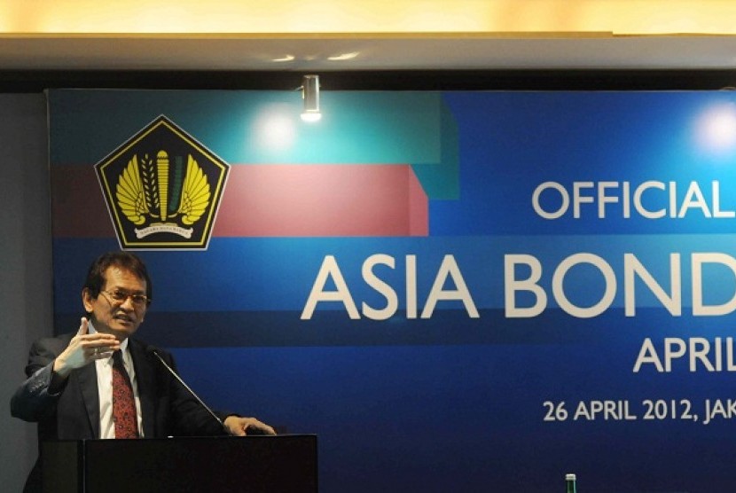 Head of ADB's Office of Regional Economic Integration (OREI) Iwan J Azis (standing) explains the growth of bond market in SE Asia in Jakarta on Thurday.    