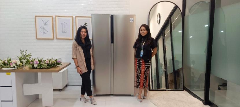 Head of Communications PT Panasonic Gobel Indonesia (PGI), Viya Arsawireja (kanan) dan Product Marketing Manager PT PGI Nurhasanah berfoto di antara lemari es Side by Side Panasonic yang baru saja diluncurkan.