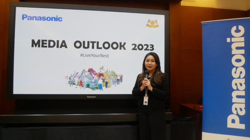 Head of Communications PT Panasonic Gobel Indonesia Viya Arsawireja sedang menjelaskan perkembangan biisnis Panasonic Gobel.