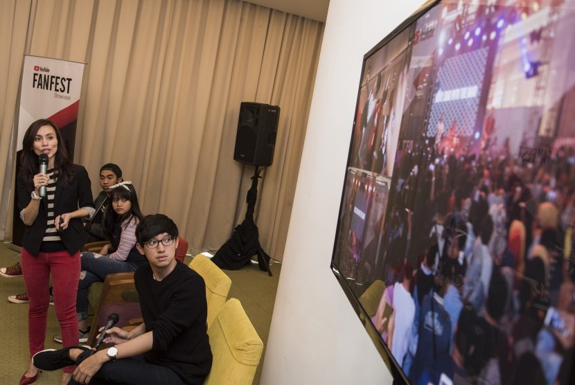 Head of Consumer Product Marketing Google Indonesia Fibriyani Elastria (kiri) bersama Kreator YouTube Indonesia Eka Gustiwana (kanan), Kery Astina (kedua kiri) dan Hanin Dhiya (kedua kanan) menyampaikan keterangan mengenai YouTube Fanfest Showcase, di Bandung, Jawa Barat, Jumat (20/10). Acara ini menjadi salah satu ajang pencurahan kreativitas anak muda Bandung.