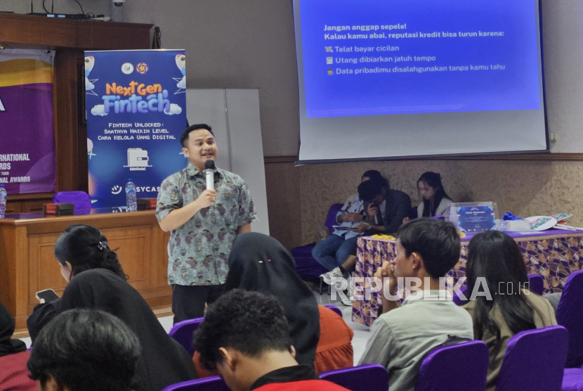 Head of Corporate Affairs Easycash, Wildan Kesuma, menyampaikan materi edukasi keuangan dii Kampus Amikom Yogyakarta, Kamis (29/5/2025). 