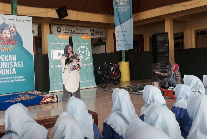 Head of Corporate Communication Bio Farma Nurlaela Arief memberikan sambutan dalam acara Santri Sehat 2018 yang digelar di Mambaus Sholihin Islamic Boarding School, Gresik, Senin (16/4).