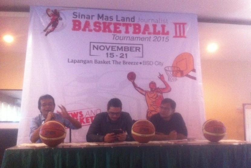 Head of Corporate Communication Sinar Mas Land Panji Himawan (tengah) saat acara technical meeting Sinar Mas Land Journalist Basketball Tournament (SMLJBT) 2015.