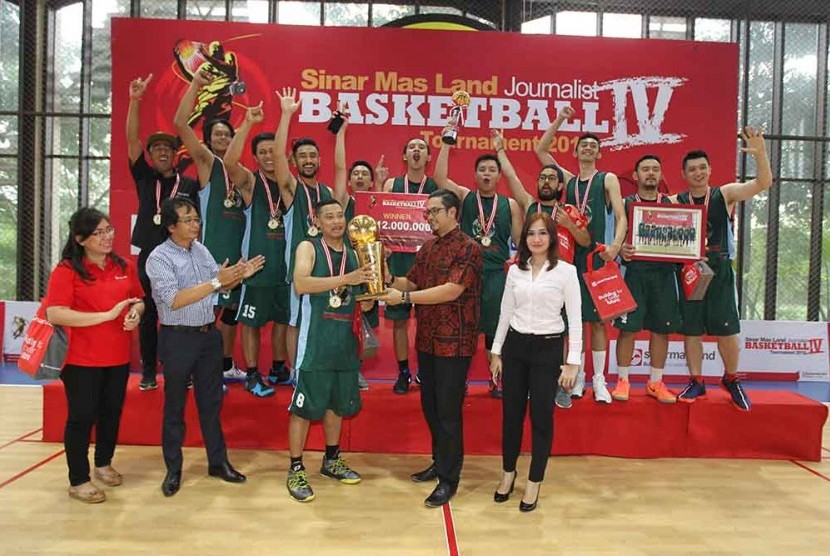 Head of Corporate Communication Sinar Mas Land Panji Himawan memberikan trofi juara Sinar Mas Land Journalist Basketball Tournament (SMLJBT) 2016 kepada salah satu pemain Trans TV, Kamis (1/12).