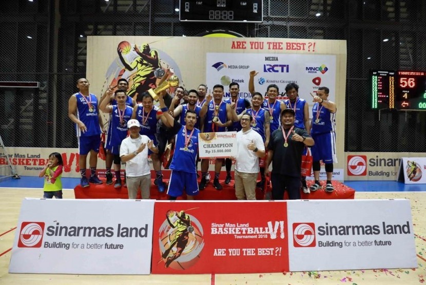 Head of Corporate Communication Sinar Mas Land Panji Himawan memberikan hadiah kepada Trans Media sebagai juara  Sinar Mas Land Basketball Tournament (SMLBT) 2018.