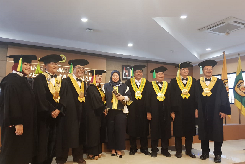 Head of Corporate Communications PT Bio Farma N Nurlaela Arief dinyatakan lulus sebagai doktor dengan predikat pujian.