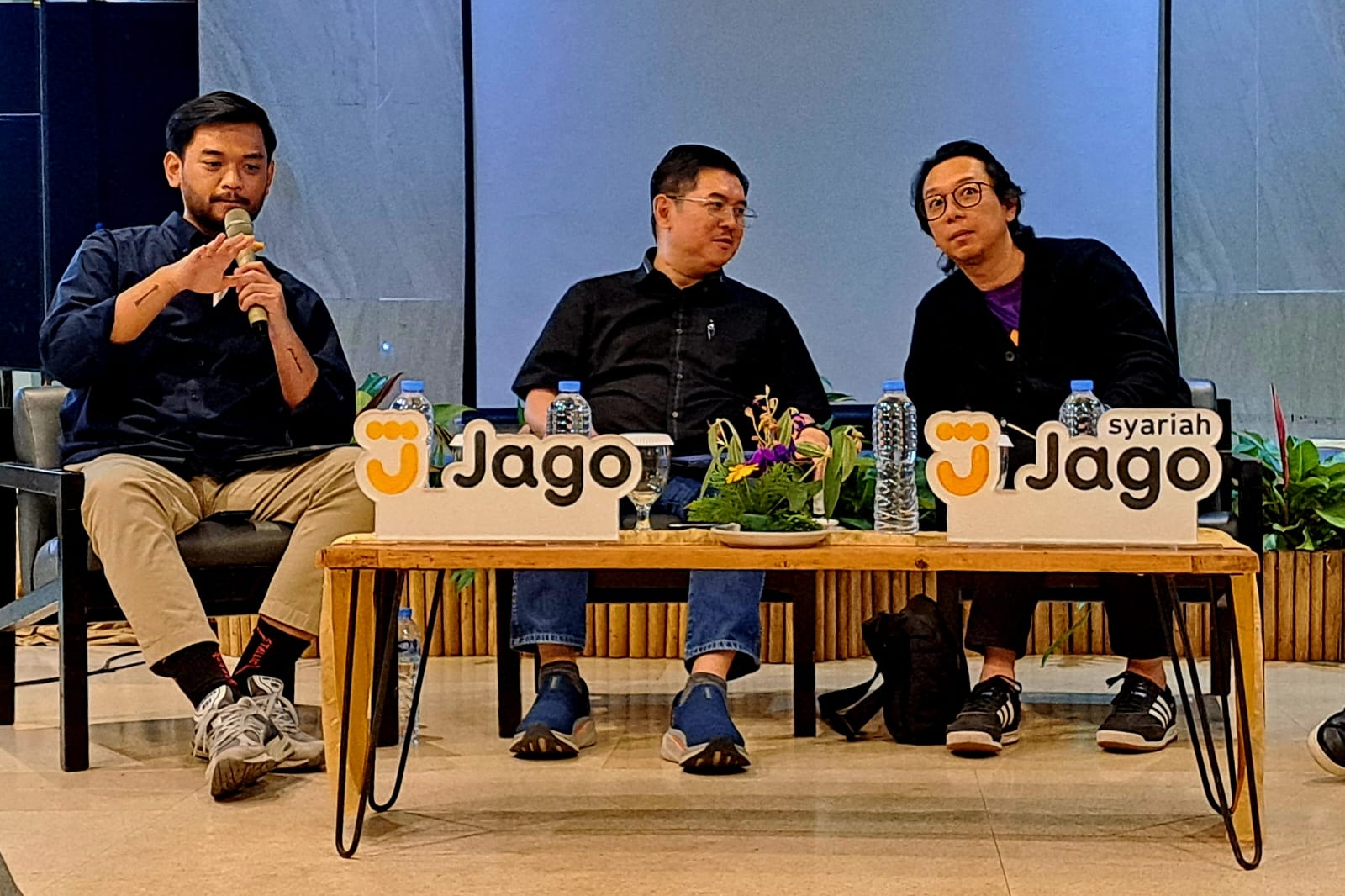 Head of Customer Research and Experience Bank Jago Devaas Sulistiyaji (kiri), Head of Treasury and Financial Institution Bank Jago?Yoyo Cahyadi (tengah), dan Head of Sharia Business Bank Jago Waasi Sumintardja dalam acara Forum Jurnalis Jago di Bandung, Jawa Barat.