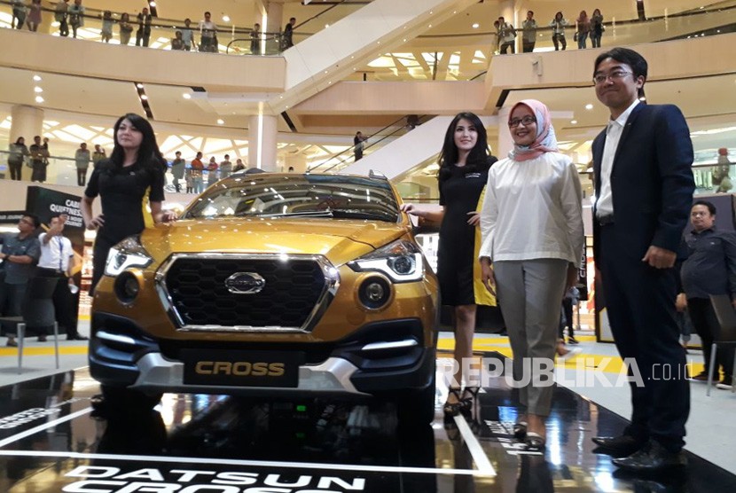 Head of Datsun Indonesia (kanan) memperkenalkan Datsun Cross di Tujungan Plaza 3 Surabaya, Rabu (14/2).