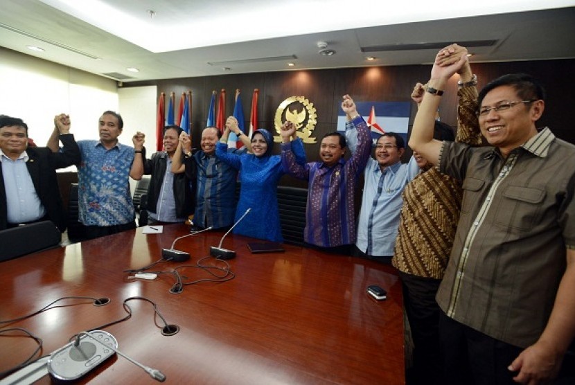 Head of Democratic Party Faction, Nurhayati Assegaf, stated that all members of Democratic Party agreed to support the party's chief advisor, Susilo Bambang Yudhoyono (SBY), as the next chairman.