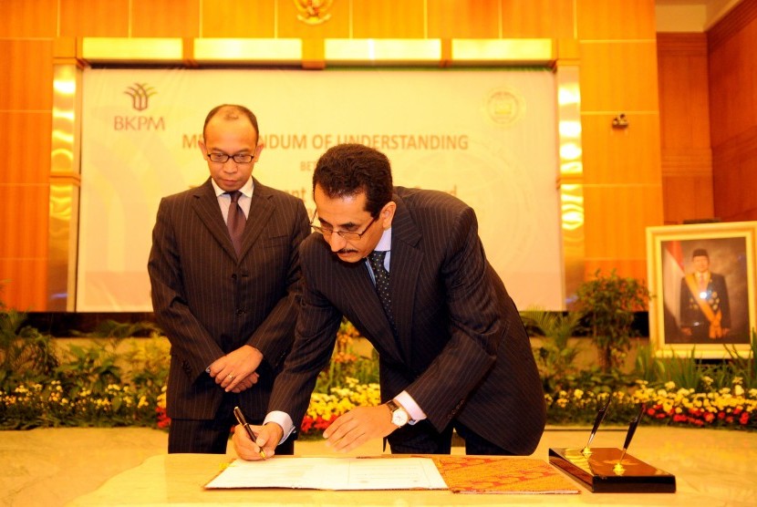Head of Indonesia Investment Coordinating Board (BKPM) Chatib Basri (left) witnesses Chief Executive officer of Islamic Corporation for the Development of the Private Sector at IDB, Khaled Al Aboodi, signing a memorandum of understanding between both insti